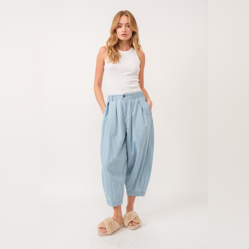 450. Quinn Front Pleated Denim Pants in Light Denim